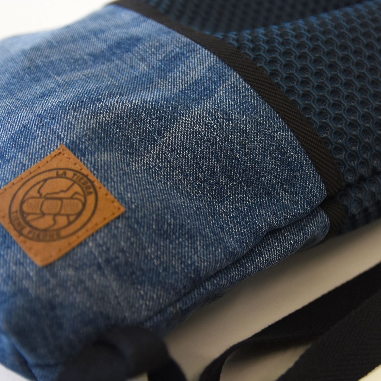 Mochila Azul "La Tierra Tiene Fiebre" - Imagen 2