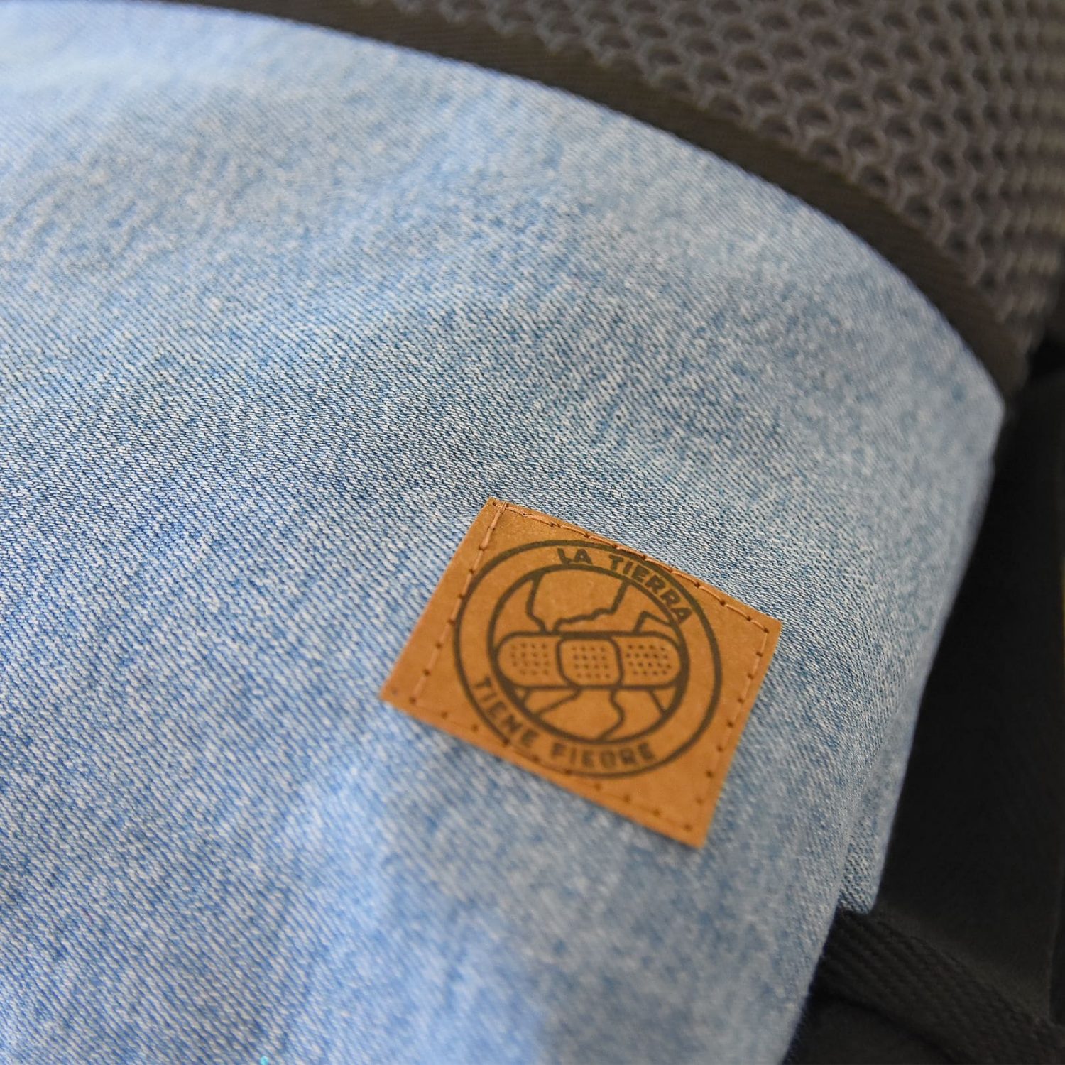 Mochila Gris "La Tierra Tiene Fiebre" - Imagen 2