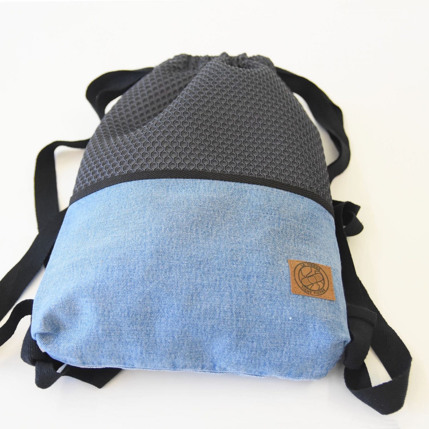 Mochila Gris "La Tierra Tiene Fiebre"