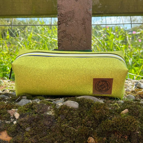 Neceser/Estuche Amarillo – "La Tierra Tiene Fiebre"