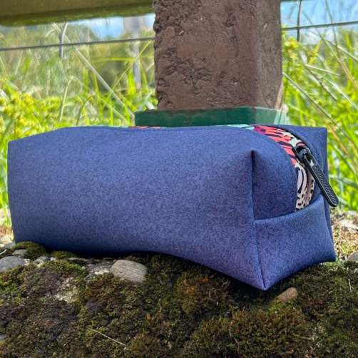 Neceser/Estuche Azul Tejano – "La Tierra Tiene Fiebre"