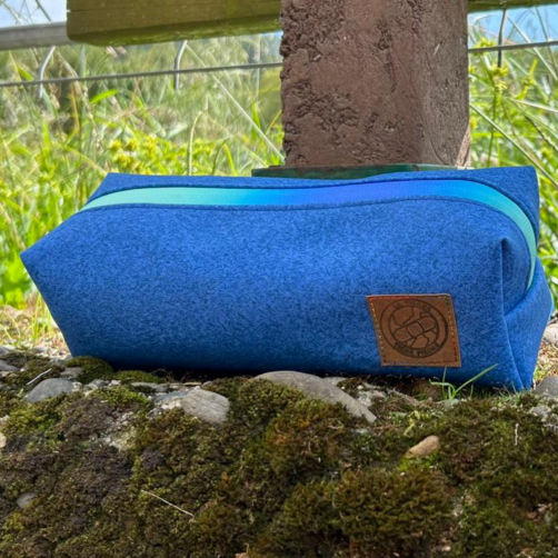 Neceser/Estuche Azul Tejano Oscuro – "La Tierra Tiene Fiebre"