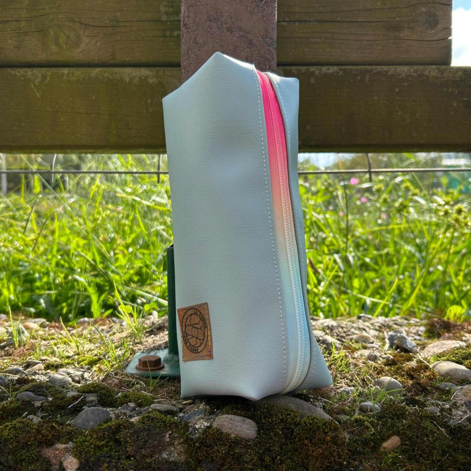 Neceser/Estuche Gris – "La Tierra Tiene Fiebre" - Imagen 2