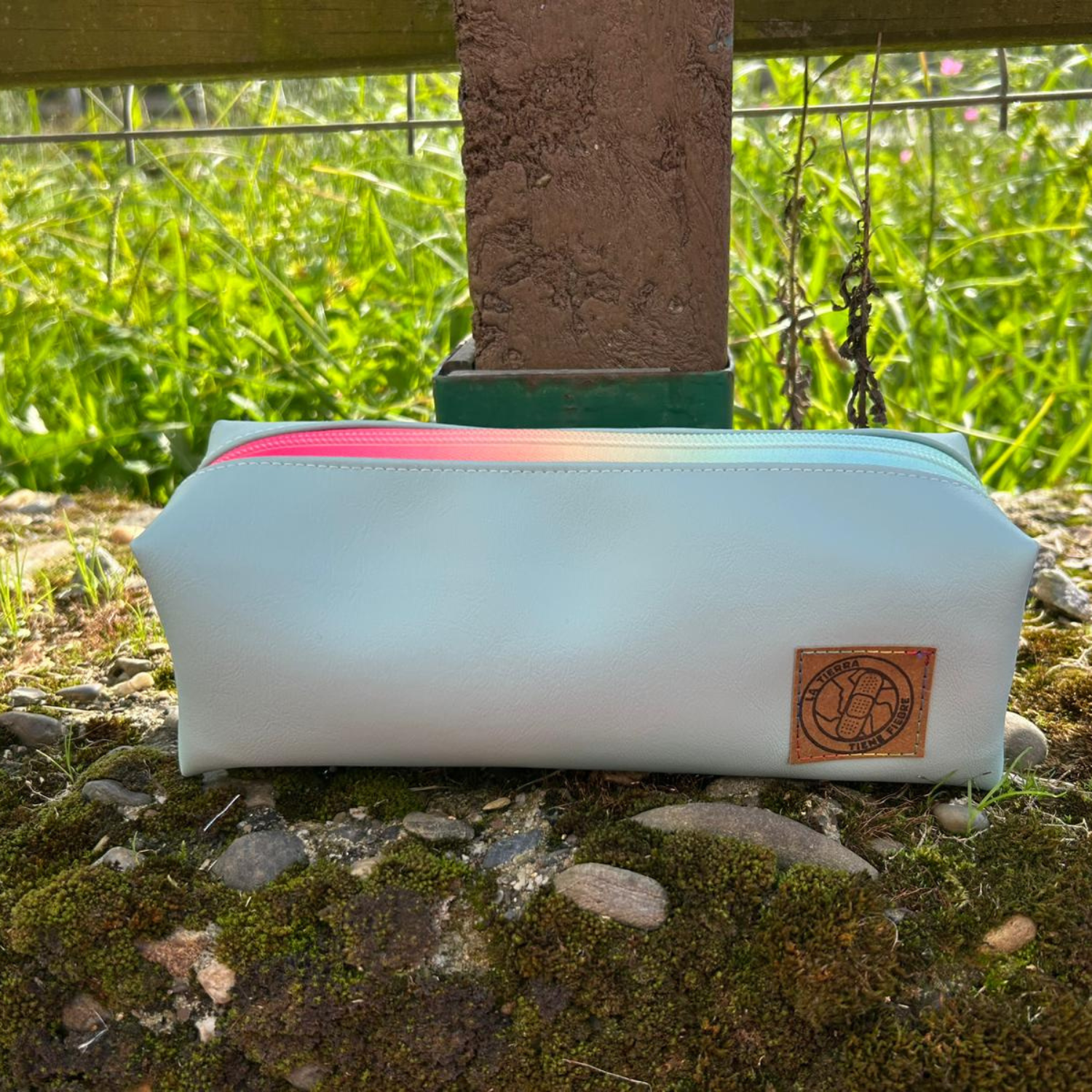 Neceser/Estuche Gris – "La Tierra Tiene Fiebre" - Imagen 3