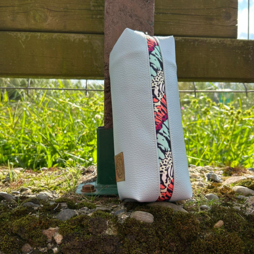 Neceser/Estuche Gris Étnico – "La Tierra Tiene Fiebre"