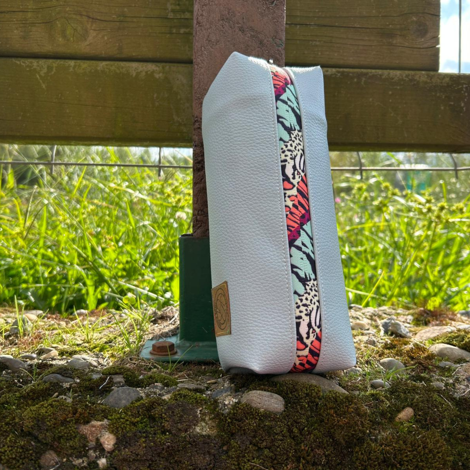 Neceser/Estuche Gris Étnico – "La Tierra Tiene Fiebre"