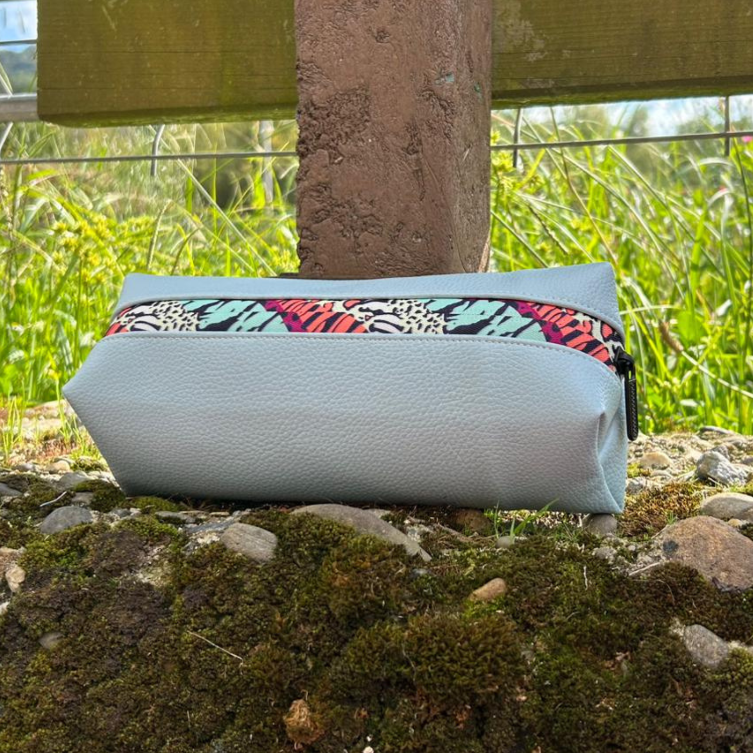 Neceser/Estuche Gris Étnico – "La Tierra Tiene Fiebre" - Imagen 2