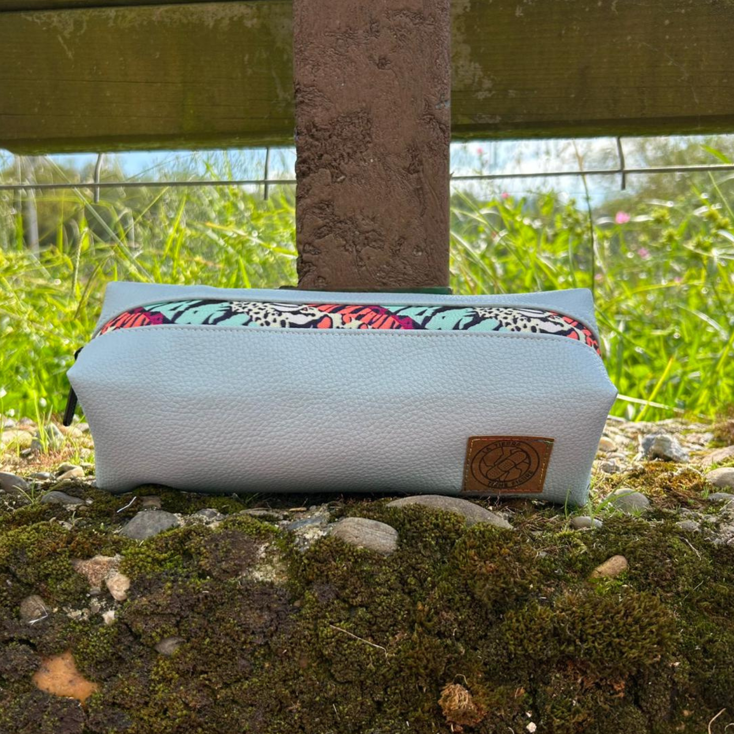 Neceser/Estuche Gris Étnico – "La Tierra Tiene Fiebre" - Imagen 3