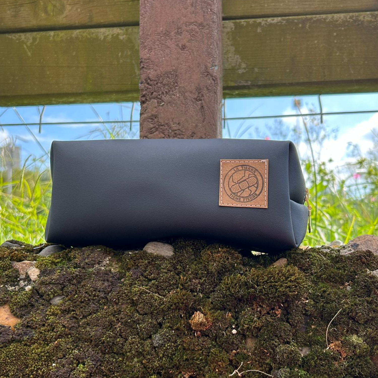 Neceser/Estuche Negro – "La Tierra Tiene Fiebre" - Imagen 2