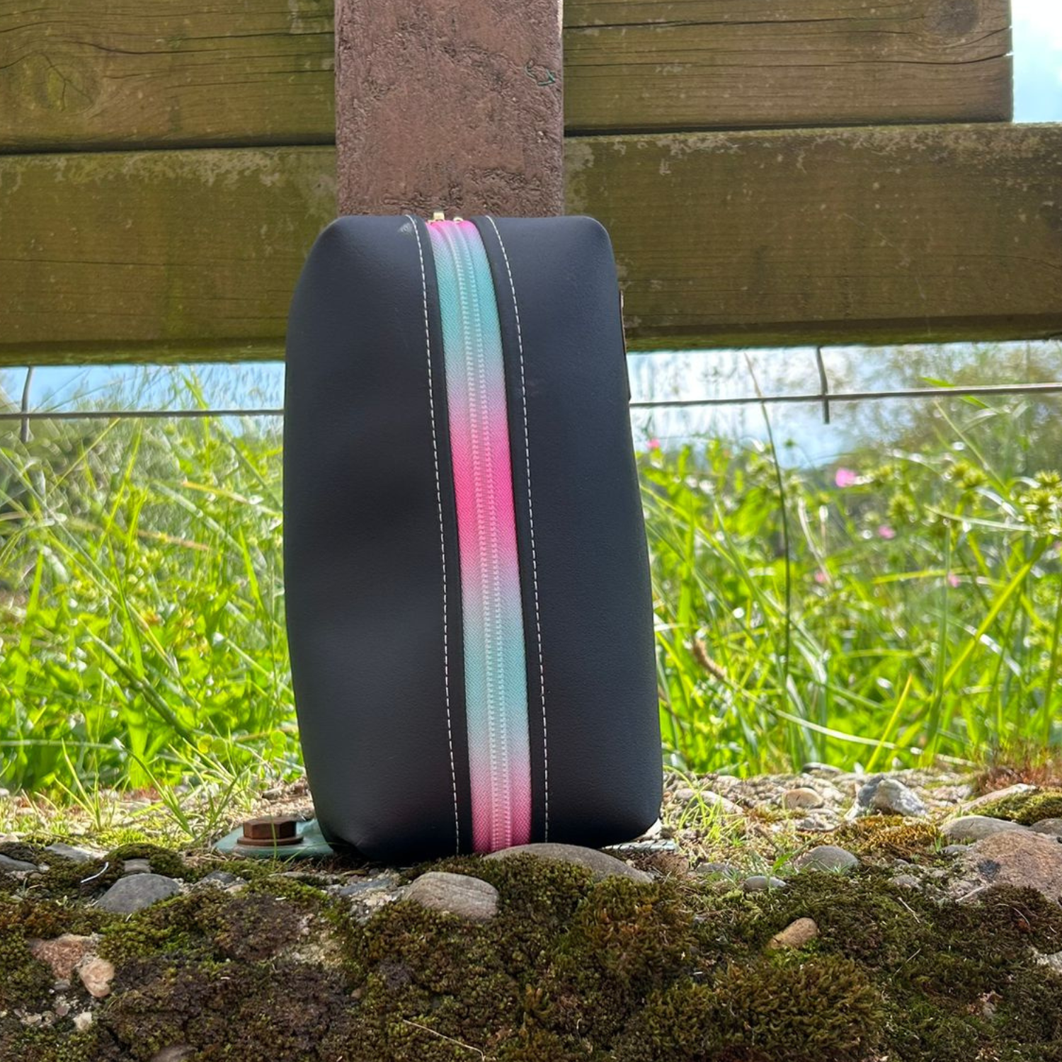 Neceser/Estuche Negro – "La Tierra Tiene Fiebre" - Imagen 3