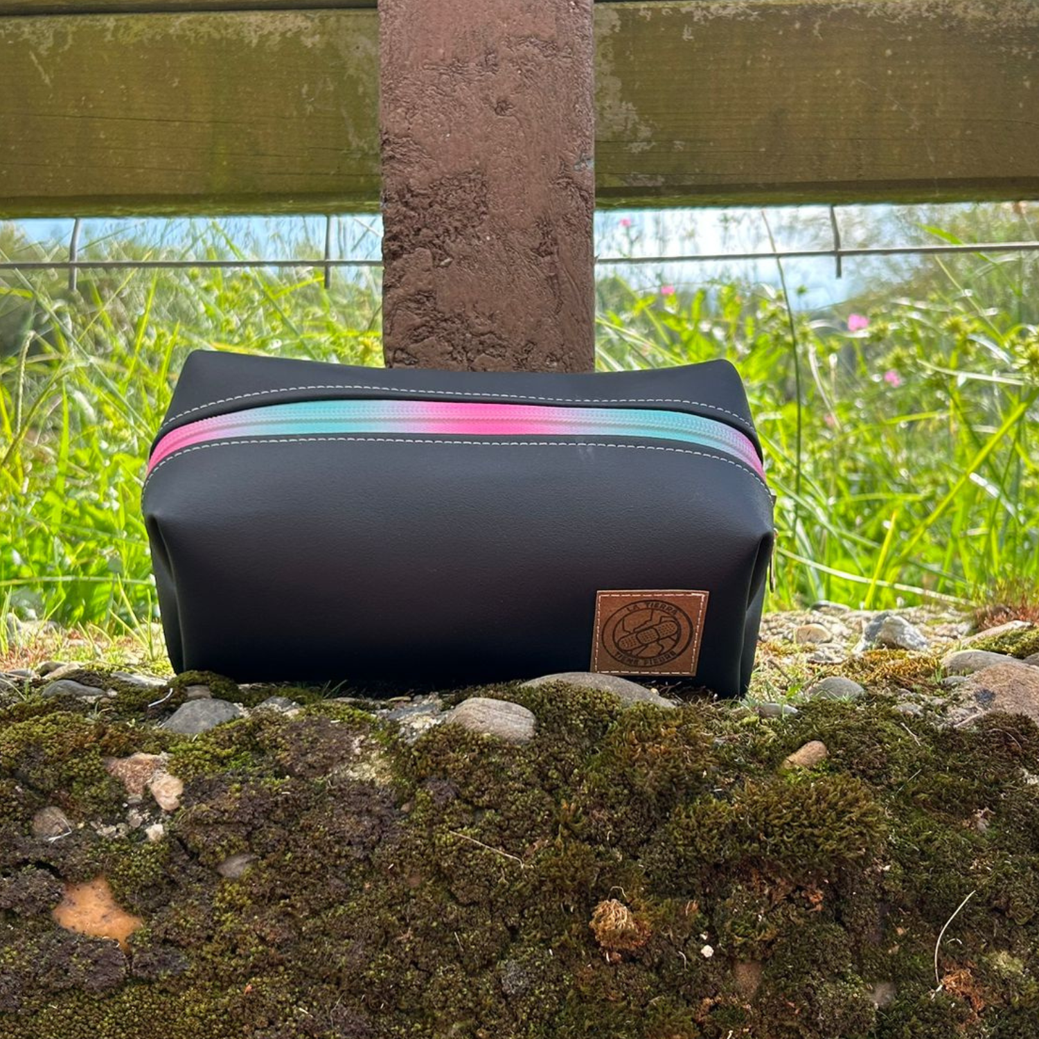 Neceser/Estuche Negro – "La Tierra Tiene Fiebre"