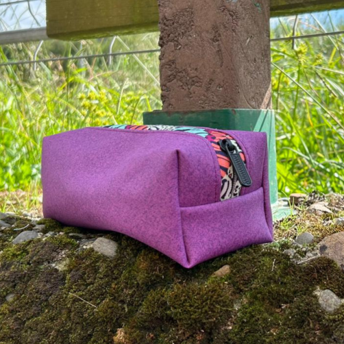 Neceser/Estuche Violeta – "La Tierra Tiene Fiebre"